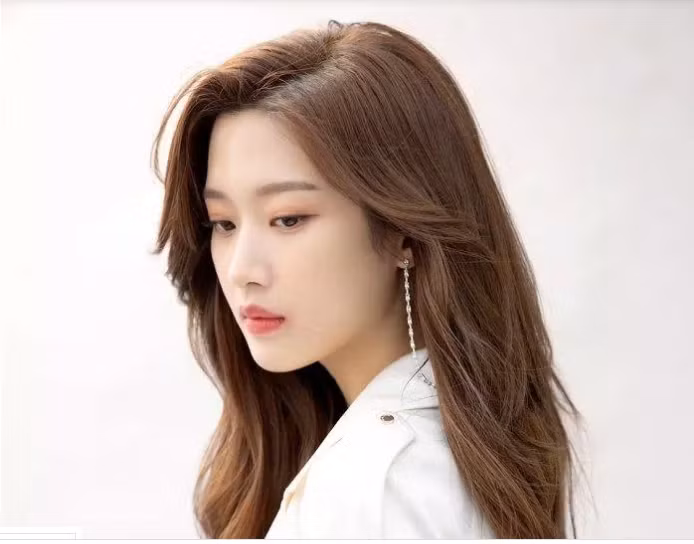 Mặc dù cả bố và mẹ đều là người Hàn Quốc, Moon Ga Young được sinh ra ở thành phố Karlsruhe, Đức. Bố cô là nhà vật lý học, còn mẹ là nhạc sĩ. Nhan sắc tinh khôi của 'nàng thơ xứ Hàn' dính tin đồn kết hôn với Son Heung Min