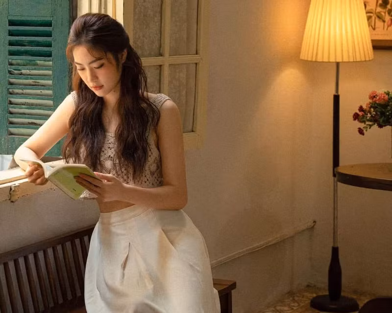 Với tài năng cùng ngoại hình cuốn hút, Việt Hương có lượng người theo dõi lớn trên các trang mạng xã hội. Phong cách nữ tính gây thương nhớ của Hoa khôi bóng chuyền Trần Việt Hương