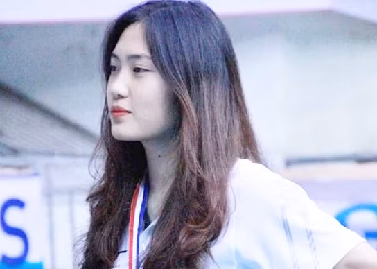Người đẹp quê Phú Thọ đã có hơn 10 năm gắn bó với môn thể thao này. Từ năm 12 tuổi, cô đã gia nhập lò đào tạo và từng nhiều lần góp mặt trong đội tuyển bóng chuyền nữ quốc gia. Phong cách nữ tính gây thương nhớ của Hoa khôi bóng chuyền Trần Việt Hương