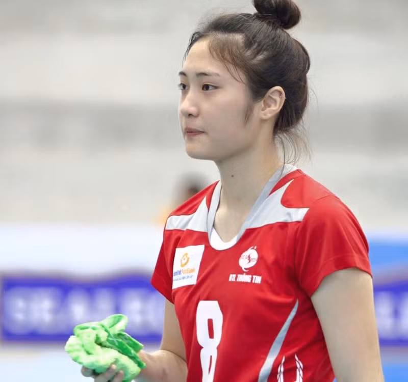 Ở cấp CLB, cô cùng Bộ Tư lệnh thông tin giành ba chức vô địch quốc gia liên tiếp vào các năm 2019, 2020 và 2021. Phong cách nữ tính gây thương nhớ của Hoa khôi bóng chuyền Trần Việt Hương