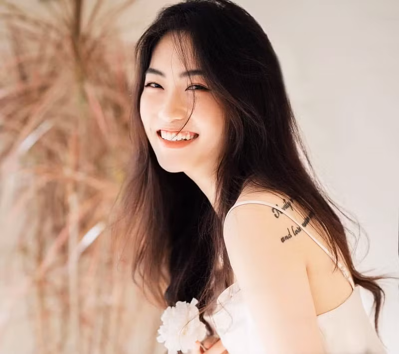 Trần Việt Hương là vận động viên thuộc CLB Bộ Tư lệnh Thông tin. Cô nàng nhận được sự quan tâm lớn từ cộng đồng mạng nhờ ngoại hình xinh xắn, nụ cười tươi đầy cuốn hút. Phong cách nữ tính gây thương nhớ của Hoa khôi bóng chuyền Trần Việt Hương