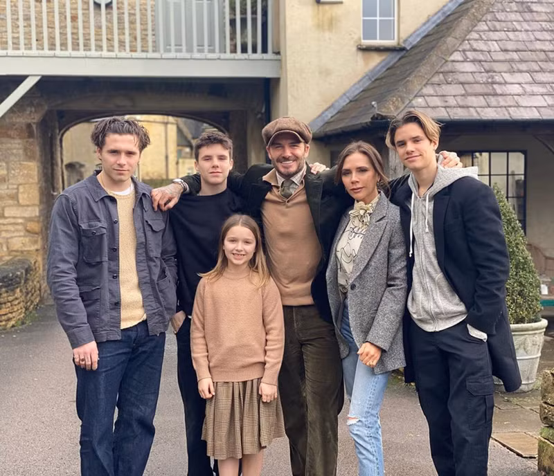 Gia đình nhà David Beckham hiện tại, sau hai mươi năm tổ chức lễ cưới. Loạt ảnh hiếm đám cưới của David Beckham