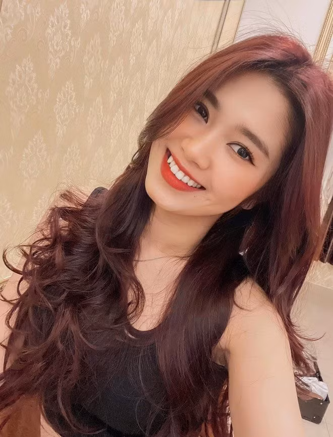 Bạn gái của Tấn Sinh quê Đồng Nai, hiện làm việc trong ngành ngân hàng. Vợ sắp cưới của cựu sao U23 Việt Nam xinh như nàng thơ