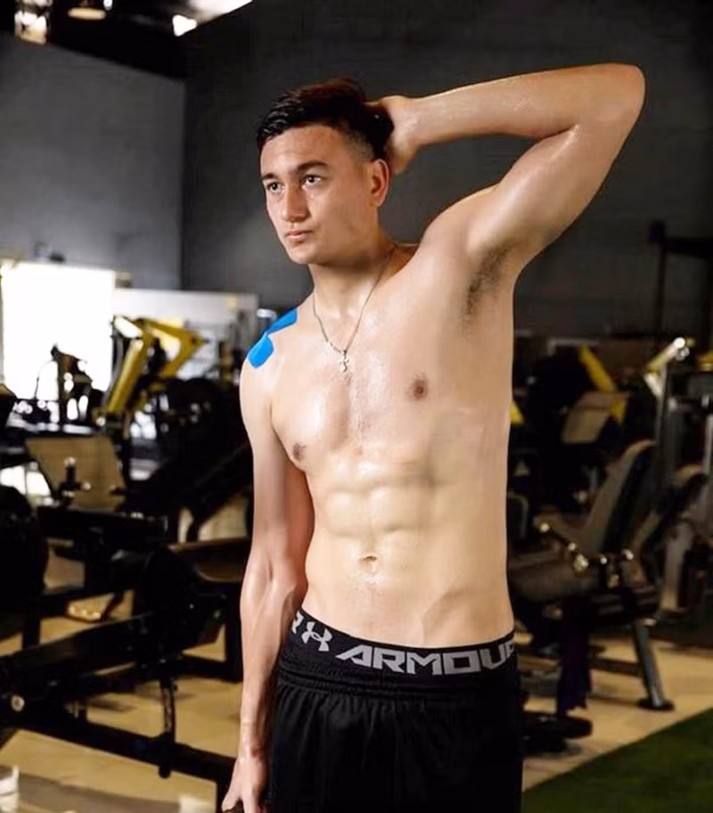 Đứng "đầu bảng" về body đẹp không ai khác là thủ thành Đặng Văn Lâm. Lâm "Tây" sở hữu chiều cao khủng 1m88 cùng khuôn mặt hết sức điển trai. Thân hình 6 múi 'vạn người mê' của dàn cầu thủ Việt Nam