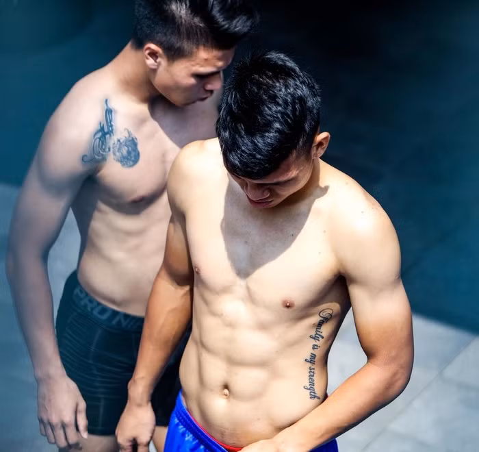 Phạm Xuân Mạnh sở hữu cơ bụng 6 múi nhờ chăm tập thể hình. Thân hình 6 múi 'vạn người mê' của dàn cầu thủ Việt Nam