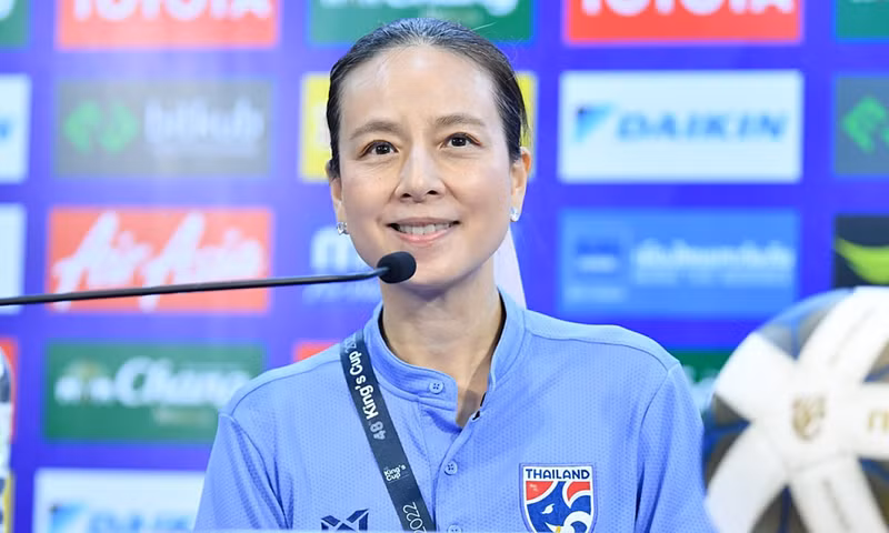 "Qua đó, tạo nhiều lợi ích trong việc phát triển các giải đấu chuyên nghiệp của bóng đá Thái Lan, giúp các CLB từ giải Thai League 1 đến hạng 3 phải có nền tảng tài chính ổn định, thu lợi từ bản quyền truyền hình”, Madam Pang nói. Madam Pang chuẩn bị tiếp quản ghế Chủ tịch Liên đoàn bóng đá Thái Lan