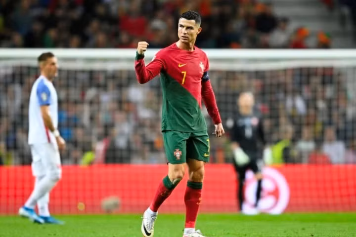 Ronaldo lần lượt sau các huyền thoại như Pele, Franz Beckenbauer, Johan Cruyff, Ronaldo de Lima - người chưa từng vô địch Champions League và Zinedine Vượt Pele, Maradona... Messi dẫn đầu Top 10 cầu thủ vĩ đại nhất lịch sử bóng đá