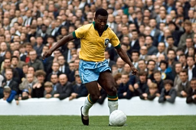Xếp ở vị trí thứ 3 trong danh sách là Vua bóng đá Pele. Vượt Pele, Maradona... Messi dẫn đầu Top 10 cầu thủ vĩ đại nhất lịch sử bóng đá