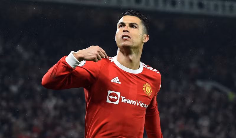 C.Ronaldo - người ghi bàn nhiều nhất lịch sử (867 bàn), chủ nhân của 5 Quả bóng Vàng, 5 chức vô địch Champions League và danh hiệu EURO 2016 chỉ đứng ở vị trí thứ 8. Vượt Pele, Maradona... Messi dẫn đầu Top 10 cầu thủ vĩ đại nhất lịch sử bóng đá