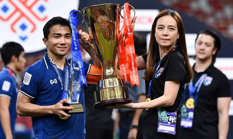 Madam Pang giúp đội tuyển nữ Thái Lan dự World Cup 2 lần liên tiếp (2014, 2018), đội tuyển nam vô địch AFF Cup 2 kỳ liên tiếp (2020, 2022). Madam Pang chuẩn bị tiếp quản ghế Chủ tịch Liên đoàn bóng đá Thái Lan