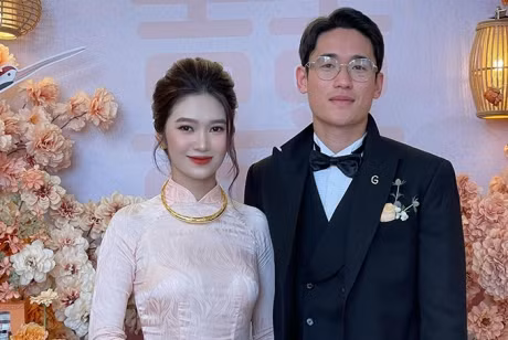 Huỳnh Tấn Sinh là mẫu người khá kín tiếng vì thế, thông tin cầu thủ này tổ chức lễ ăn hỏi ở quê nhà Quảng Nam khiến nhiều người hâm mộ bất ngờ. Cựu tuyển thủ U20 Việt Nam chuẩn bị kết hôn