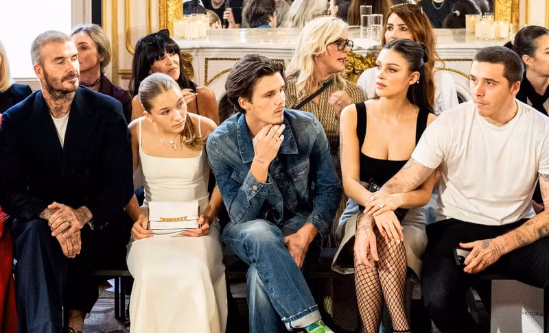 Gia đình Beckham trên hàng ghế đầu của một show diễn. Con gái David Beckham phổng phao, xinh như hotgirl ở tuổi 12