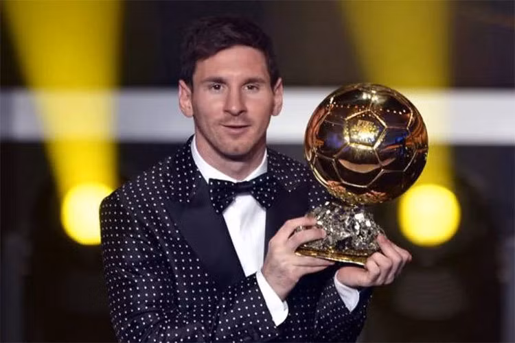 Messi tiếp tục được xướng tên là người chiến thắng tại lễ trao giải Quả bóng Vàng 2012. Hành trình lập kỷ lục 8 lần đoạt Quả bóng Vàng của Messi