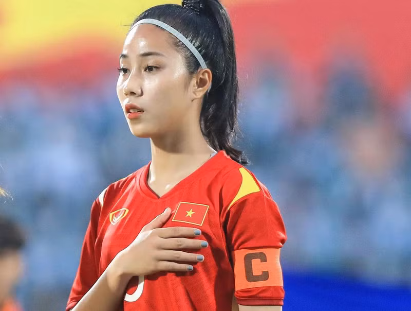 Lê Thị Bảo Trâm hiện là đội trưởng của đội tuyển U20 nữ Việt Nam. Không chỉ đá bóng hay, cô nàng còn sở hữu vóc dáng xinh đẹp vạn người mê. Bất ngờ vóc dáng gợi cảm, chuẩn như người mẫu của đội trưởng U20 nữ Việt Nam