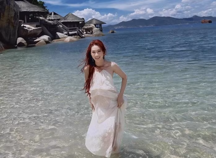 Lê Ngọc Ánh diện thiết kế váy maxi cổ yếm, khoe lưng ong quyến rũ cùng bờ vai mảnh mai được fan hâm mộ dành tặng nhiều lời ngợi khen. Bạn gái Văn Thanh thả dáng trên bãi biển đẹp mê mẩn