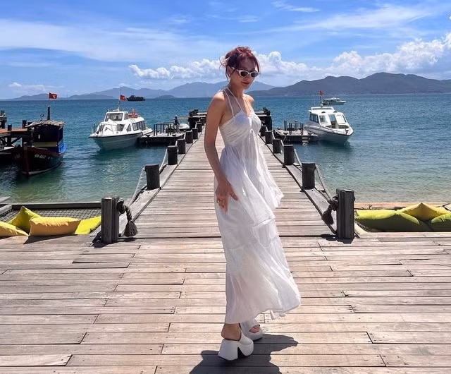 Bạn gái Văn Thanh sở hữu đôi chân dài miên man đẹp tựa người mẫu. Bạn gái Văn Thanh thả dáng trên bãi biển đẹp mê mẩn