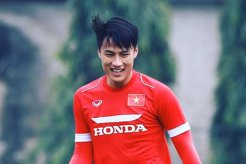 Mạc Hồng Quân thi đấu ở vị trí tiền vệ công của Bình Định sau khi chia tay Than Quảng Ninh. Điểm danh loạt cầu thủ Việt kiều chơi bóng ở Việt Nam