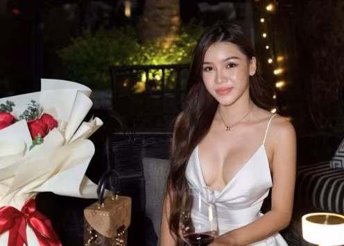 Cùng với dáng vóc, gương mặt Yến Xuân cũng vô cùng xinh đẹp. Vẻ đẹp mơn mởn của nàng WAGs quyến rũ nhất Việt Nam