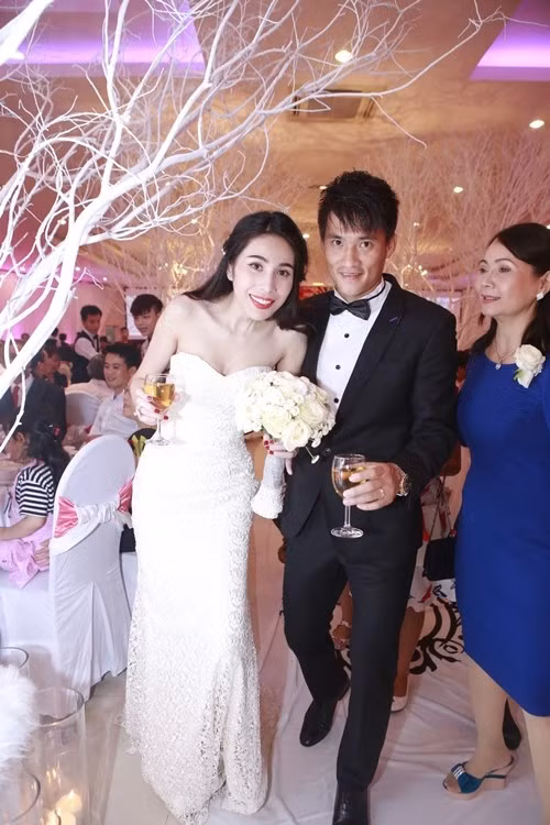 Vợ chồng Công Vinh sau đó đã dùng 2 tỷ đồng tiền mừng dành làm thiện nguyện. Chùm ảnh hiếm về đám cưới cựu danh thủ Lê Công Vinh