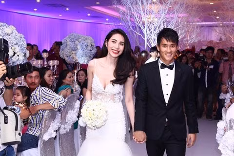 Được biết, vợ chồng Công Vinh – Thủy Tiên đã chi 20 tỷ đồng cho dàn xe đón dâu. Chùm ảnh hiếm về đám cưới cựu danh thủ Lê Công Vinh