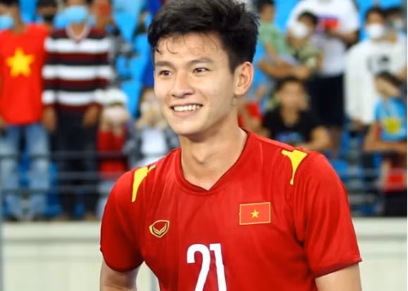 Tuấn tài từng cùng U23 Việt Nam liên tiếp giành thành tích đáng nể như vô địch U23 Đông Nam Á, giữ vững ngôi vị vô địch SEA Games 31. Bạn gái xinh đẹp của Phan Tuấn Tài công khai loạt ảnh nóng bỏng