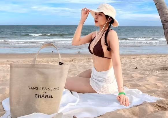 Bạn gái của Phan Tuấn Tài hữu gương mặt khả ái với vẻ đẹp ngọt ngào, nữ tính... hiện thu hút khoảng 60.000 lượt theo dõi trên mạng xã hội. Bạn gái xinh đẹp của Phan Tuấn Tài công khai loạt ảnh nóng bỏng