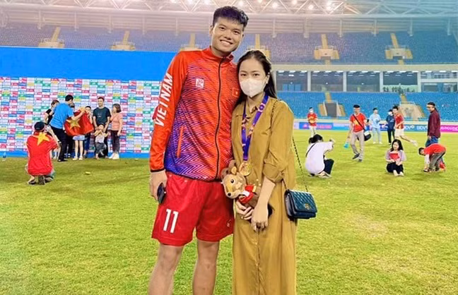 Lê Minh Bình gốc Bình Phước, trưởng thành từ lò đào tạo của Hoàng Anh Gia Lai, hiện đang khoác áo PVF-Công an Nhân Dân hồi đầu năm nay. Nhan sắc bạn gái cựu sao Hoàng Anh Gia Lai được báo Trung Quốc khen hết lời