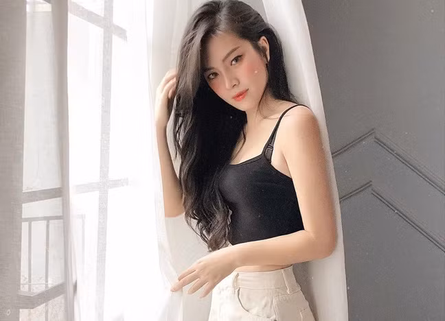 Thụy Hân mang vẻ đẹp trẻ trung năng động. Nhan sắc bạn gái cựu sao Hoàng Anh Gia Lai được báo Trung Quốc khen hết lời