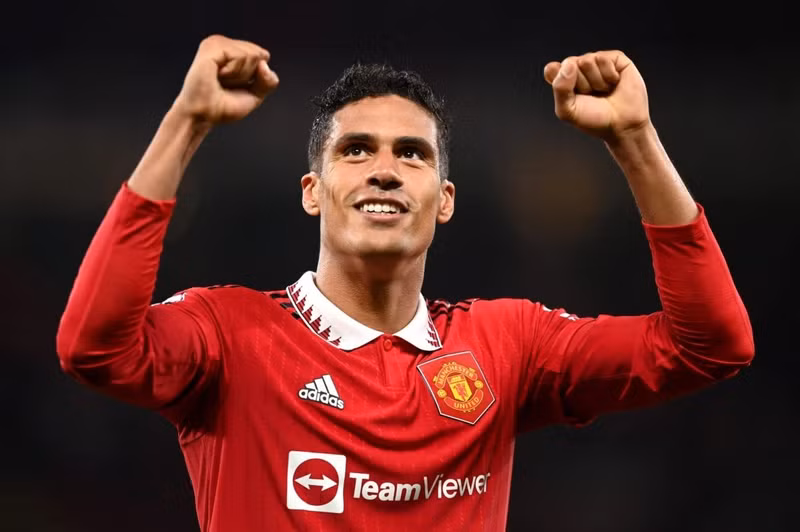 Ở chiều ngược lại, theo nguồn tin từ nhà báo Ekrem KONUR, hậu vệ 30 tuổi người Pháp Raphael Varane của Manchester United đang là lựa chọn mà Real Madrid nhắm đến. Man United mua ngôi sao của Fulham