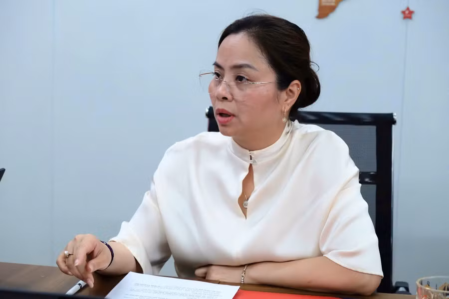 TS Lương Thị Phương Nhi giải đáp câu hỏi của thí sinh.