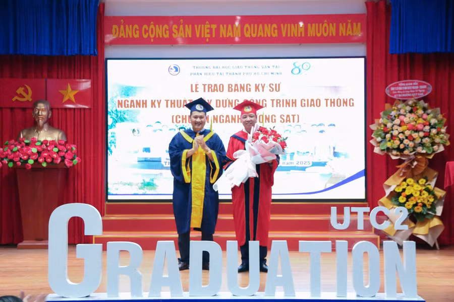 Lễ trao bằng kỹ sư ngành Kỹ thuật xây dựng công trình giao thông (chuyên ngành Đường sắt) tại Phân hiệu Trường Đại học Giao thông vận tải tại TPHCM. Ảnh: UTC2.