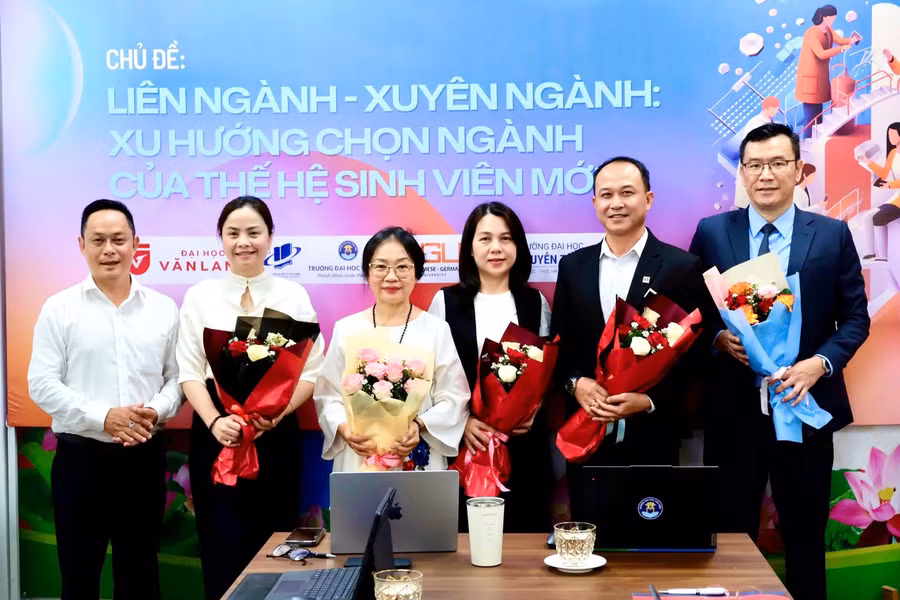 Các chuyên gia tham dự chương trình tư vấn tuyển sinh thứ tư của Báo Giáo dục và Thời đại.