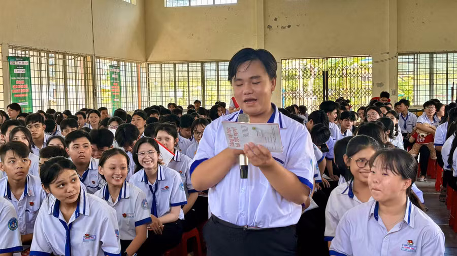 Học sinh nhờ chuyên gia tư vấn tháo gỡ khó khăn trong việc chọn nghề.