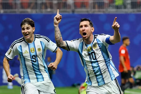 Argentina ngược dòng khó tin thắng Ai Cập