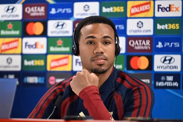 Trung vệ Gabriel Magalhaes phát biểu tại buổi họp báo ngày 12/10, trước trận Arsenal tiếp Lille ở lượt 2 vòng phân hạng Champions League 2026-2027. Ảnh: David Price/Arsenal FC. Ảnh: Getty.