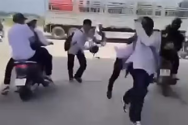 Nhóm học sinh Trường THPT Đặng Thai Mai đánh nhau khiến một em tử vong.