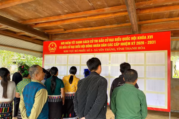 Cử tri bản Vần Trong, xã Yên Thắng (Thanh Hóa) có mặt tại nhà văn hoá bản để nắm bắt thông tin.