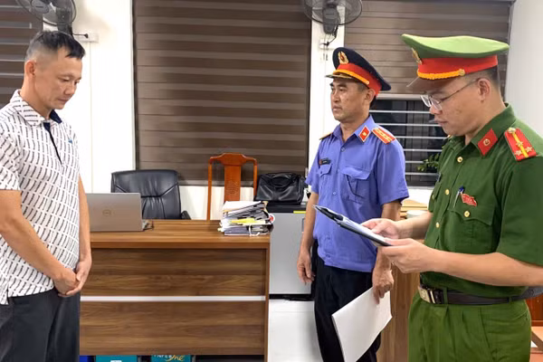 Cơ quan Cảnh sát điều tra Công an tỉnh Thanh Hóa tống đạt Quyết định khởi tố bị can đối với Phạm Văn Đức.