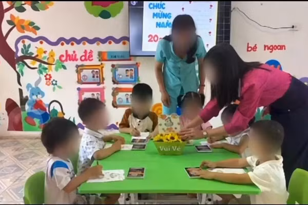 Hai cô giáo có hành vi tác động học sinh bị tạm đình chỉ công việc 7 ngày.
