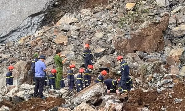 Lực lượng chức năng tìm kiếm nạn nhân.