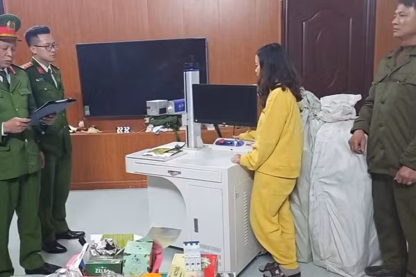 Cảnh sát khám xét nơi sản xuất, nơi cất giấu hàng hoá của các đối tượng.