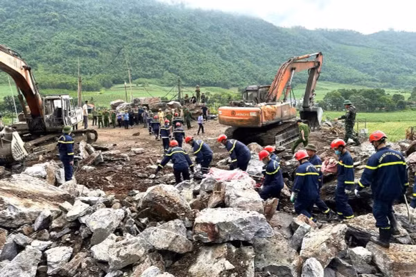 Lực lượng chức năng tham gia cứu nạn, cứu hộ tại hiện trường vụ sạt lở đất, đá.