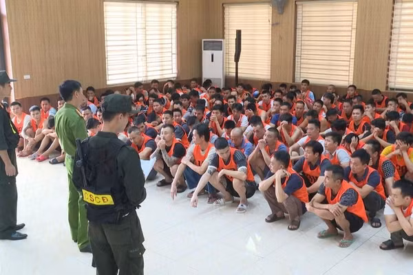 Công an Thanh Hoá triệt phá đường dây đánh bạc xuyên quốc gia, với số tiền giao dịch hơn 1.200 tỉ đồng.