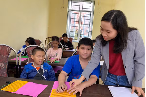Bằng việc học chữ Braille, nhiều đứa trẻ đã tìm thấy ánh sáng trên con đường hoà nhập.