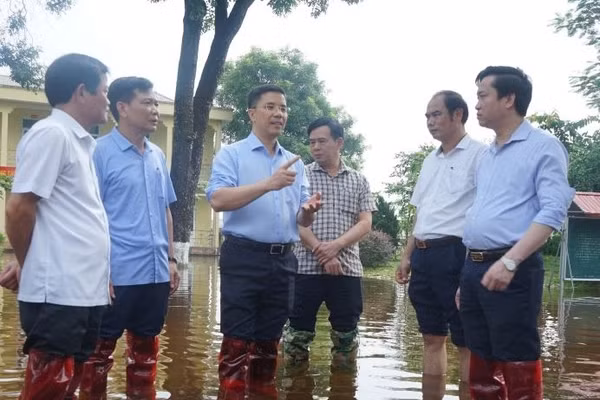 Phó Bí thư Thường trực Tỉnh ủy Thanh Hóa Nguyễn Hồng Phong (áo xanh ở giữa) cùng đoàn công tác đi kiểm tra tình hình ngập lụt.