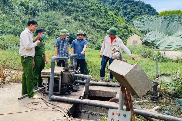 Đoàn công tác của Phó Chủ tịch UBND tỉnh Thanh Hóa kiểm tra hiện trường trang trại vừa xảy ra 5 người thiệt mạng.