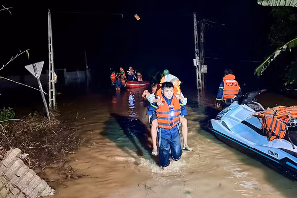 Lực lượng chức năng sơ tán người dân trong cơn bão Kajiki.