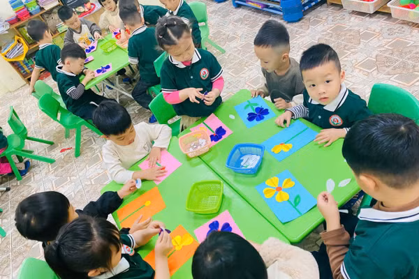 Trẻ được rèn luyện kỹ năng thông qua các hoạt động thực hành.
