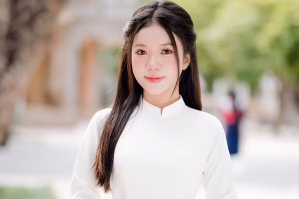 Em Mai Diệu Linh, Trường THPT Ba Đình, tỉnh Thanh Hóa.