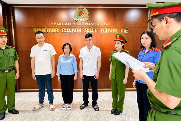 Cơ quan CSĐT Công an tỉnh Thanh Hóa thi hành Quyết định khởi tố vụ án, khởi tố bị can.